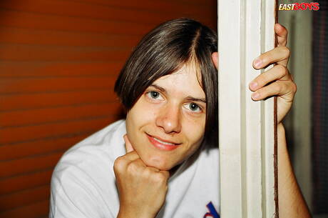 East Boys: 젊은 믹이 옷을 벗다