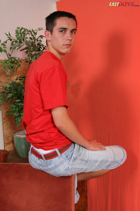 Twink Konrad pose nu et montre ses fesses