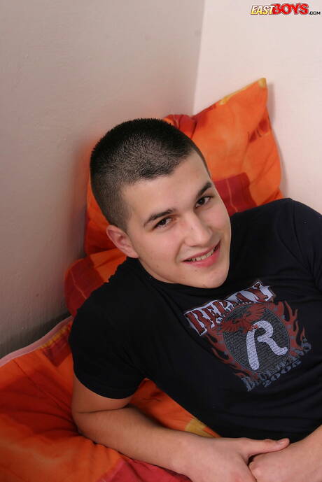 Il bel ragazzo Nestor posa nudo