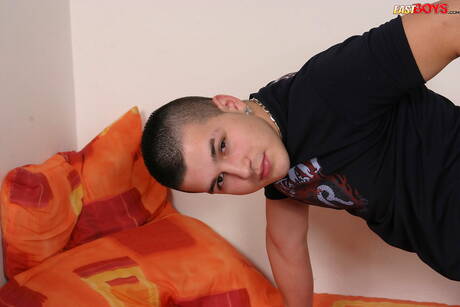 East Boys: Schöner Junge Nestor posiert nackt