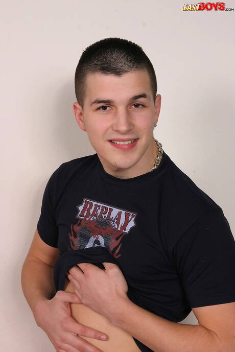 Il bel ragazzo Nestor posa nudo