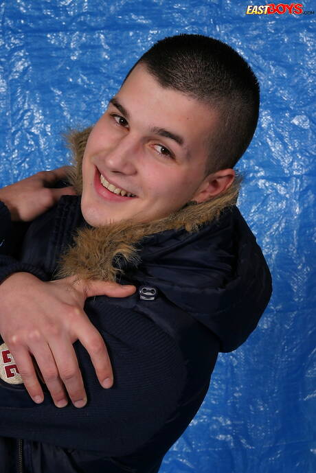 Heißer Twink Nestor masturbiert