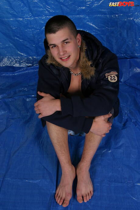 Heißer Twink Nestor masturbiert