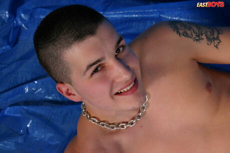 Heißer Twink Nestor masturbiert