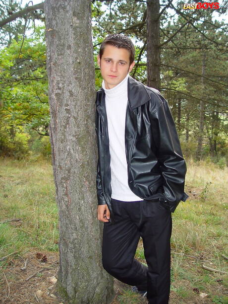 Twink Kent si spoglia e mostra il suo culo all