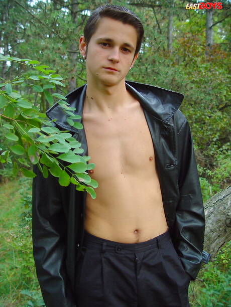 Twink Kent si spoglia e mostra il suo culo all