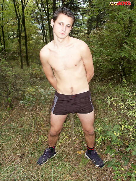 Twink Kent si spoglia e mostra il suo culo all