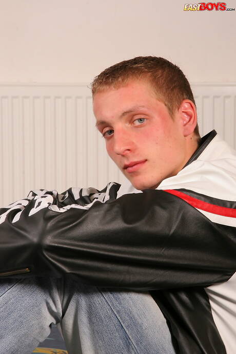 Lindo menino Noah brincando com pau