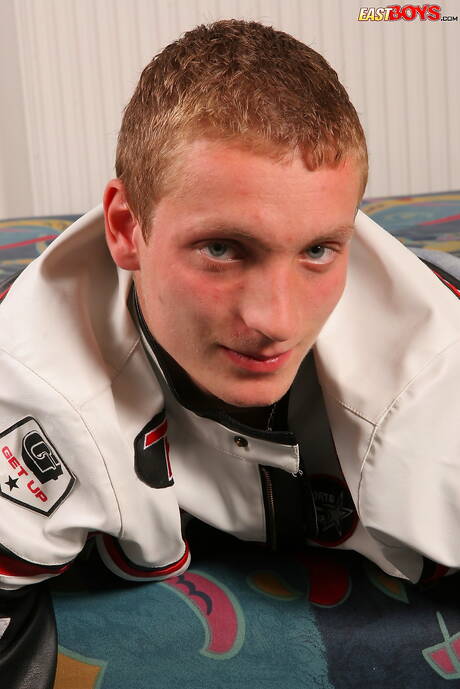 Lindo menino Noah brincando com pau