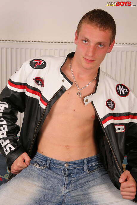 Lindo menino Noah brincando com pau