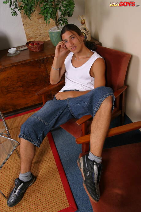 年輕小夥Nikola脫光衣服，露出性感的臀部