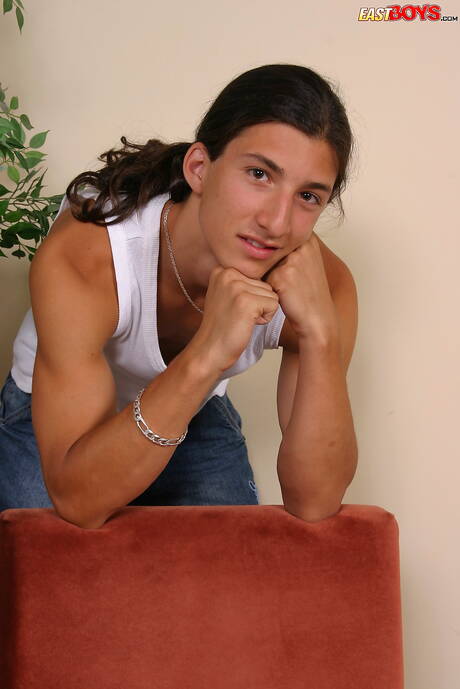 年輕小夥Nikola脫光衣服，露出性感的臀部