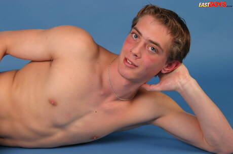 Der junge Nick wichst