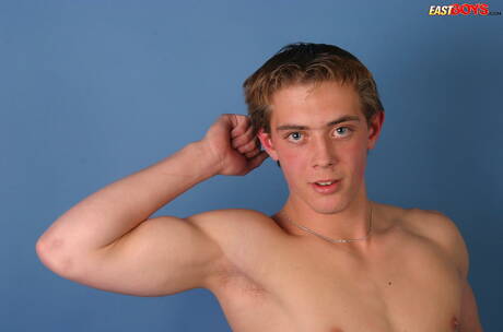 Der junge Nick wichst