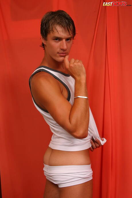 Hot twink Nicholas posing nude and showing hot butt