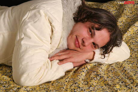 Le jeune mec Ken se déshabille et montre ses fesses serrées