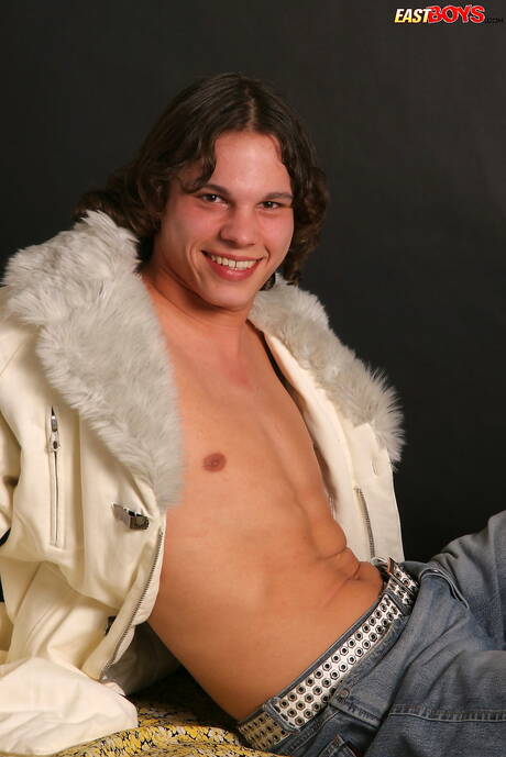 Le jeune mec Ken se déshabille et montre ses fesses serrées