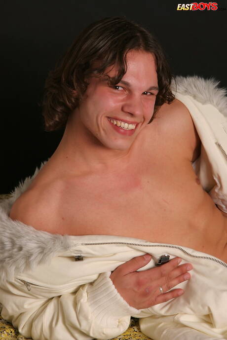 Le jeune mec Ken se déshabille et montre ses fesses serrées