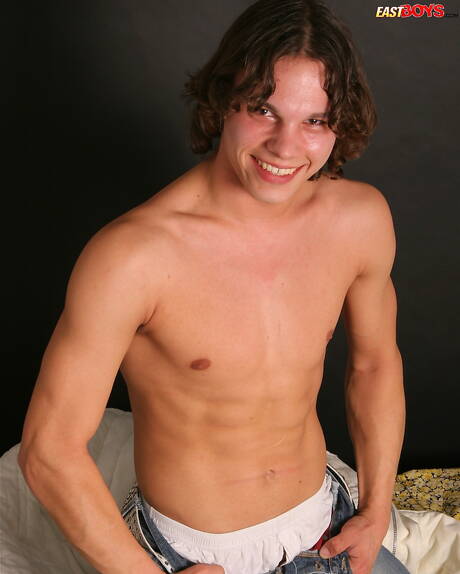 Le jeune mec Ken se déshabille et montre ses fesses serrées