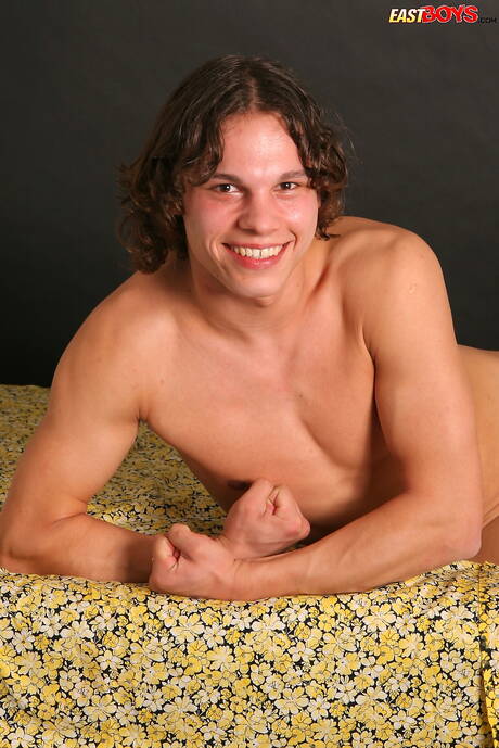 Le jeune mec Ken se déshabille et montre ses fesses serrées