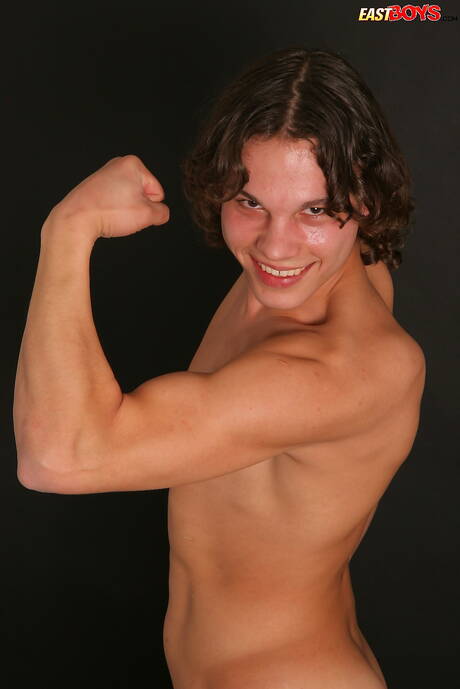 Le jeune mec Ken se déshabille et montre ses fesses serrées