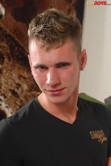 Le joli garçon Kemp pose nu