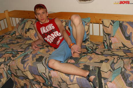 Pretty boy Kelly undressing and showing tight butt