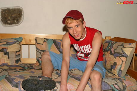 Pretty boy Kelly undressing and showing tight butt