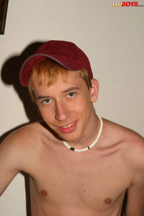 Pretty boy Kelly undressing and showing tight butt