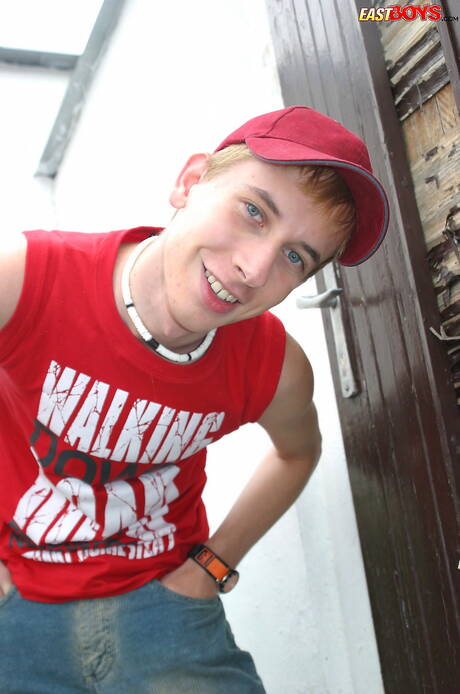 Hot twink Kelly posing nude outdoor