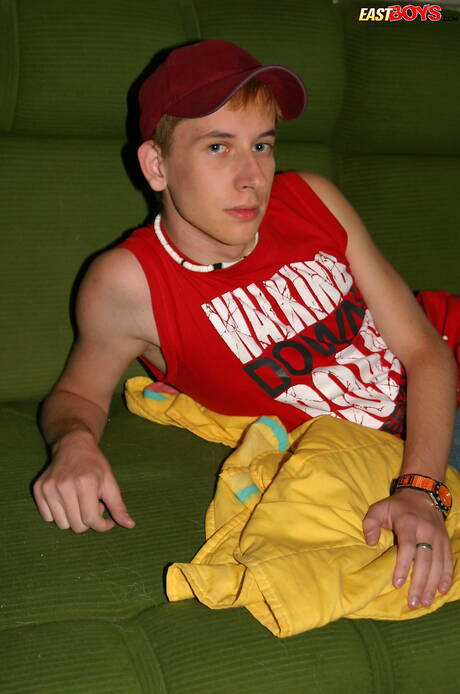 Hot twink Kelly posing nude outdoor