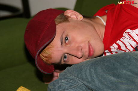 Hot twink Kelly posing nude outdoor