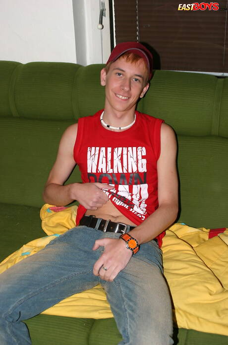 Hot twink Kelly posing nude outdoor