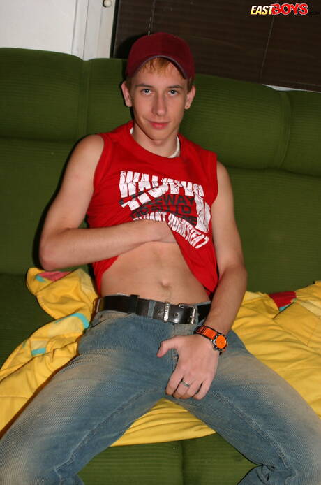 Hot twink Kelly posing nude outdoor