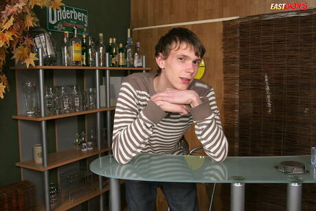 Der junge Kerl Orfeo posiert nackt