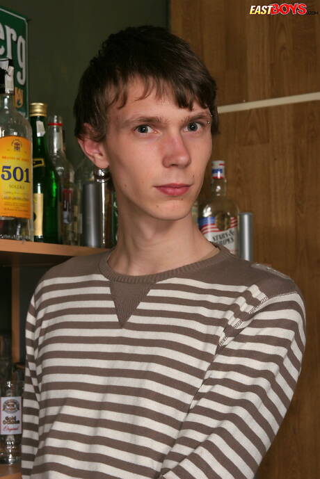 Der junge Kerl Orfeo posiert nackt