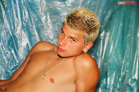 Il ragazzo sexy Karol si diverte