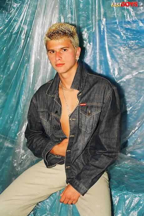 Il ragazzo sexy Karol si diverte