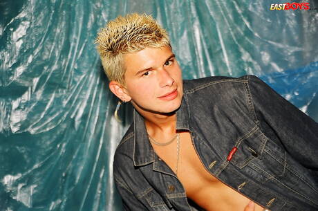 Il ragazzo sexy Karol si diverte