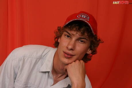 Die junge Venda zieht sich aus und zeigt ihren schönen Hintern