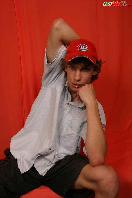 Die junge Venda zieht sich aus und zeigt ihren schönen Hintern