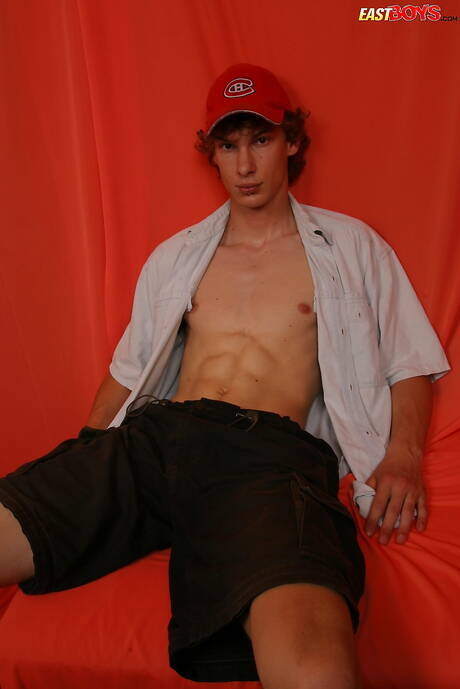 Die junge Venda zieht sich aus und zeigt ihren schönen Hintern