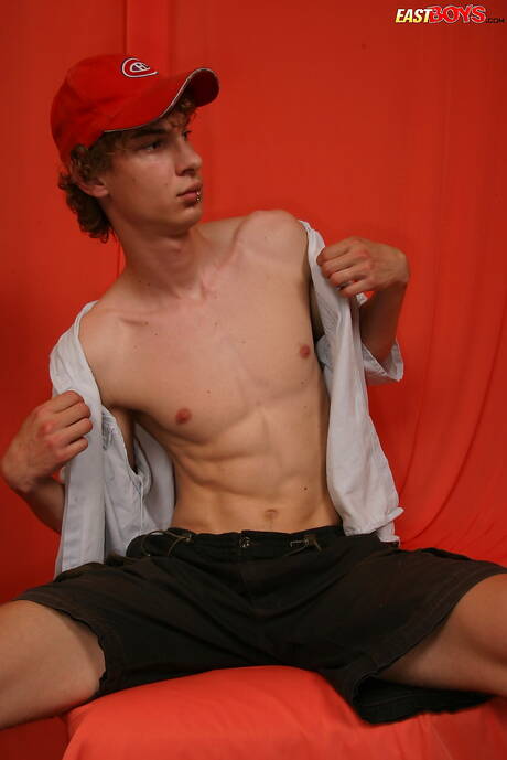 Die junge Venda zieht sich aus und zeigt ihren schönen Hintern