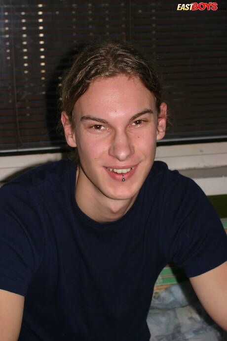 Der junge Venda wichst seinen Schwanz