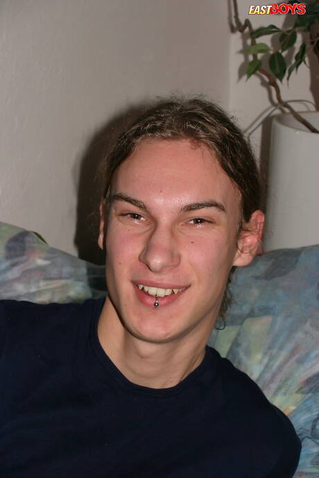 Der junge Venda wichst seinen Schwanz