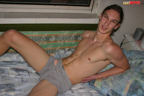 Der junge Venda wichst seinen Schwanz