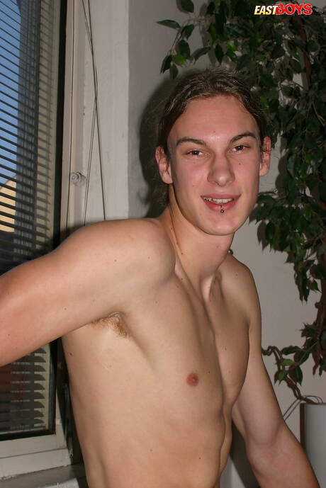 Der junge Venda wichst seinen Schwanz