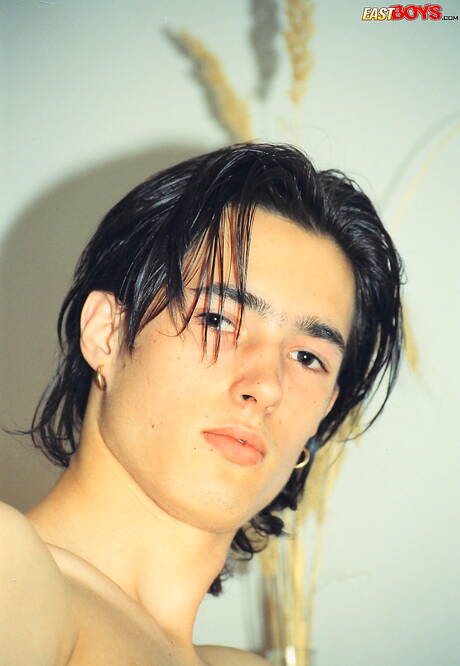 Il bel ragazzo Venca posa nudo