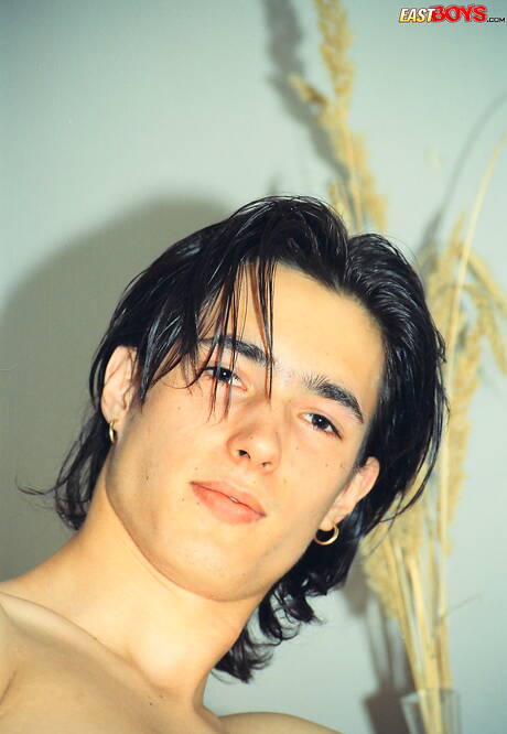 Il bel ragazzo Venca posa nudo