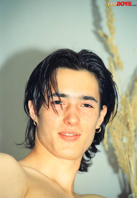 Il bel ragazzo Venca posa nudo